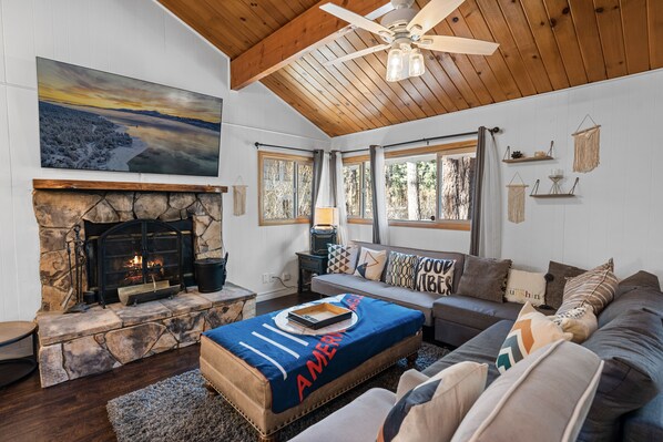 TV, fireplace, DVD player, table football - Tipsy Grizzly Cabin - Perfect for couples or single family getaways, Foosball, Smart TV, Deck (Big Bear City)