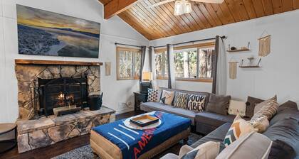 Tipsy Grizzly Cabin - Perfect for couples or single family getaways, Foosball, Smart TV, Deck