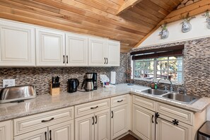 Kylskåp, mikrovågsugn, ugn och spishäll