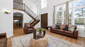 Smart TV, chimenea y tenis de mesa