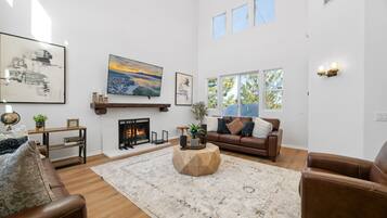 Smart TV, chimenea y tenis de mesa