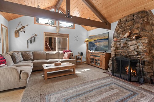 G&P Moonridge - Hot Tub, Fireplace, Deck, Barbecue