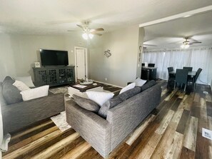 Smart TV, reproductor de DVD, libros y videoteca 