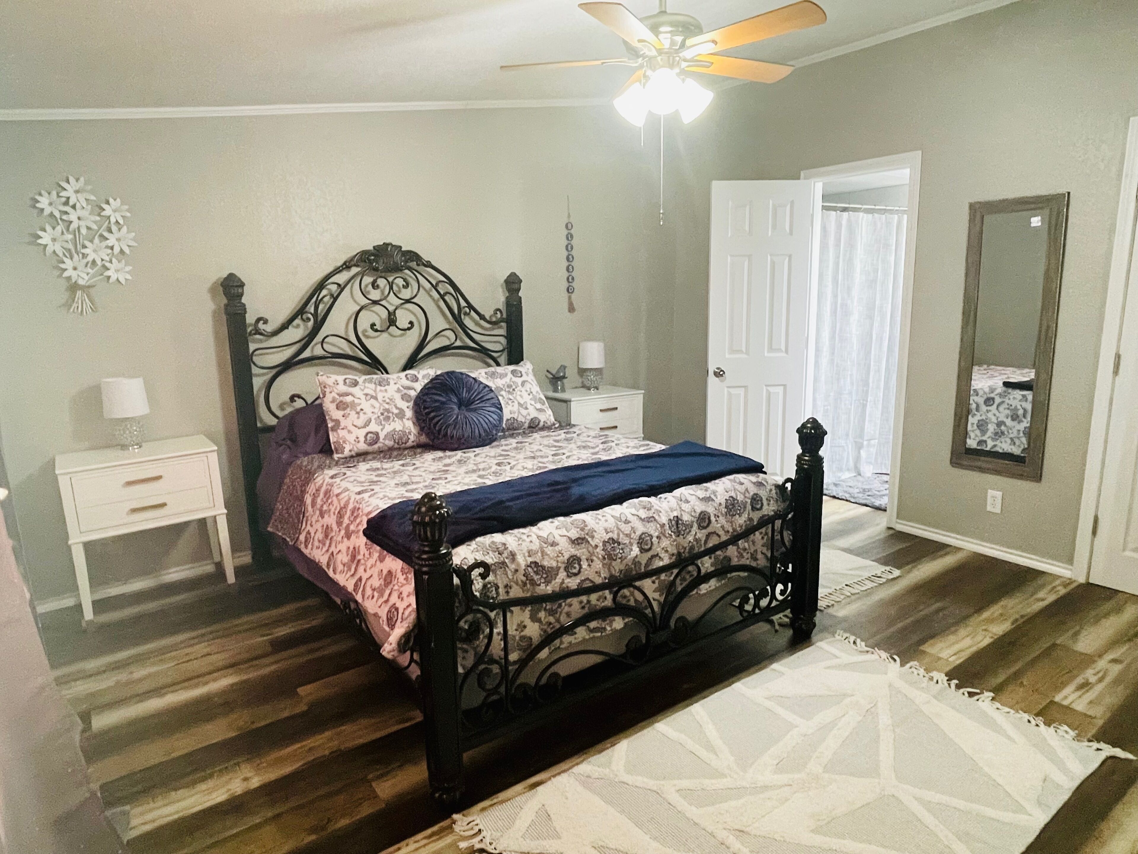 3 bedrooms, iron/ironing board, WiFi (free), bed sheets
