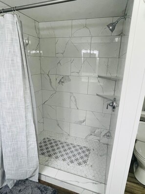 Een douche, een haardroger, handdoeken, zeep
