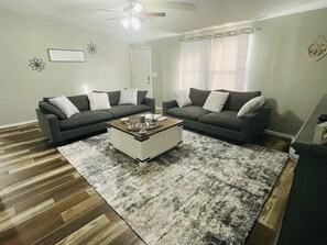 Smart TV, reproductor de DVD, libros, videoteca