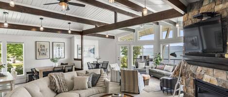 Smart TV, chimenea, futbolito, mesa de ping pong