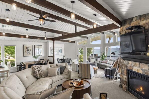 Smart TV, chimenea, futbolito y tenis de mesa