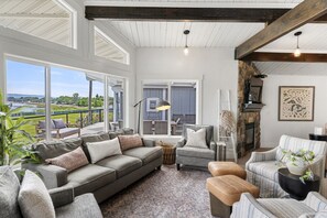 TV connectée, cheminée, baby-foot, table de tennis de table