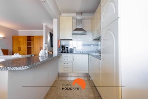 Geladeira, micro-ondas, cooktop, cafeteira/chaleira