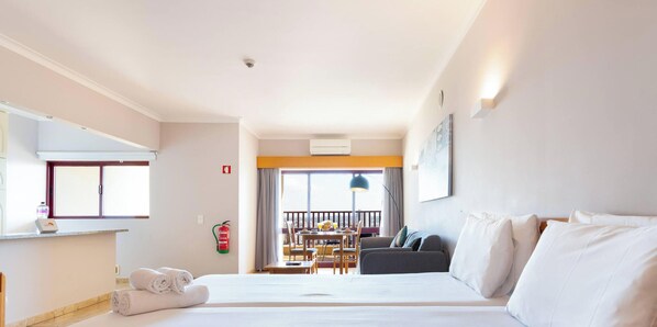 Fer et planche à repasser, accès au Wi-Fi (inclus), literie fournie