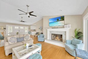 Smart TV - Waterfront KEY home w/ Pool, HotTub, mins to beach (Siesta Key)