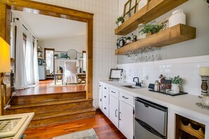 Réfrigérateur, micro-ondes, plaque de cuisson, lave-vaisselle