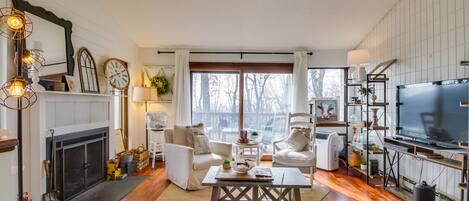 Una sala de estar acogedora con chimenea, asientos cómodos, un televisor y un amplio ventanal con vistas.
