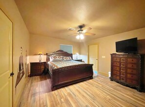 4 bedrooms, iron/ironing board, WiFi, bed sheets - Brand New House Right on Allen St one Block from the Birdcage
 (Tombstone)
