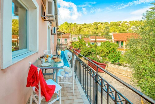 Loggos Haven: Chrisoula's upper-floor escape. Modern comforts, short walk to beaches.