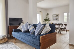 TV, mesa de pingue-pongue, livros