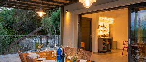 تناول الطعام بالخارج