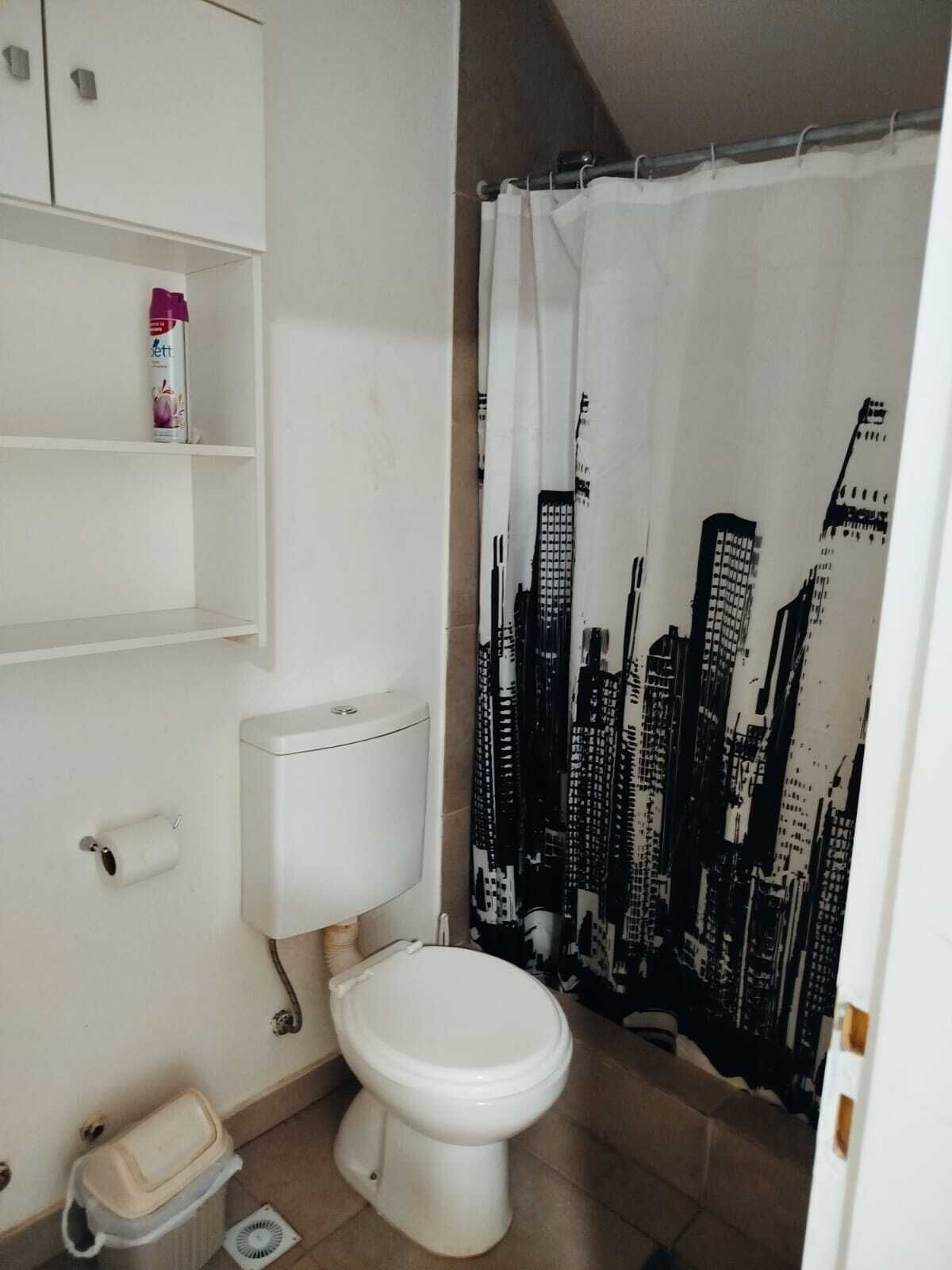 Douche, serviettes fournies, papier toilette