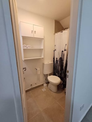 Dusche, HandtĂŒcher, Toilettenpapier