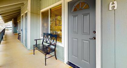 Mountain-view condo near skiing with fireplace