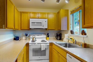 Een koelkast, een microgolfoven, een oven, een kookplaat