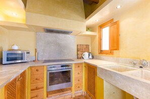 Fridge, microwave, oven, dishwasher - YourHouse Son Jaumell 6, villa with pool in Cala Agulla (Capdepera)