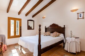 4 dormitorios, tabla de planchar con plancha, cuna de viaje