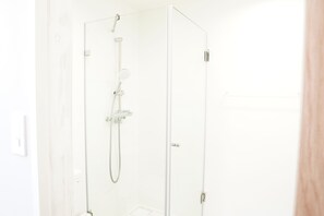 Maison Design, non-fumeur, cuisine | Salle de bain | Douche, séchoir à cheveux, pantoufles, bidet