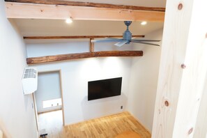 تلفزيون بشاشة مسطحة بحجم 50-بوصة يعرض قنوات تلفزيونية باشتراك مدفوع