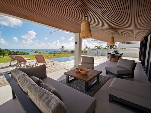 Direkt am Strand, luxuriöse Designvilla mit Pool, Panoramablick aufs Meer