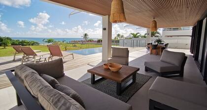 Direkt am Strand, luxuriöse Designvilla mit Pool, Panoramablick aufs Meer