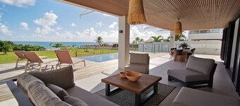 Sur la plage , villa moderne , piscine , vue mer panoramique et jardin tropical