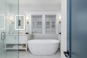 Een douche, een haardroger, handdoeken