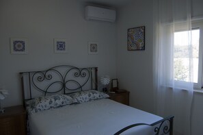 3 habitaciones, tabla de planchar con plancha y cuna de viaje