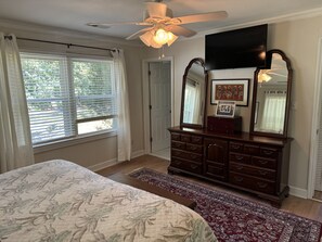 4 bedrooms, in-room safe, iron/ironing board, travel crib - Nice cozy house ! (Beaufort)
