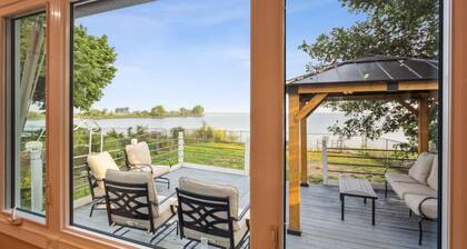 Lakefront Retreat - Serene escape on Lake Erie! Amazing Views! Lorain OH