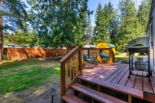 Retro Trailer - Hot Tub, AC, near Mt Rainier Nat`l Park in Ashford, WA