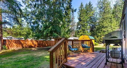 Retro Trailer - Hot Tub, AC, near Mt Rainier Nat'l Park in Ashford, WA