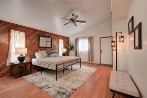 1 室のベッドルーム、デスク、アイロン / アイロン台、WiFi (無料)