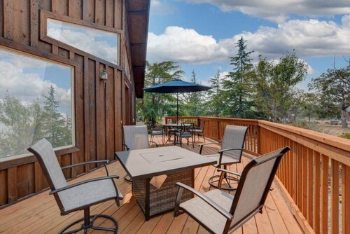 Ranch Cabin w/Hot Tub near Medford, OR