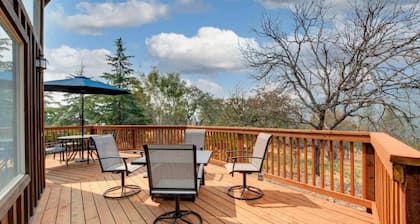 Ranch Cabin w/Hot Tub near Medford, OR