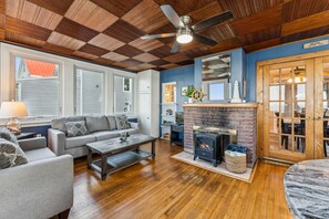 TV connectée, cheminée, livres