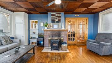 Smart-TV, peis og bøker