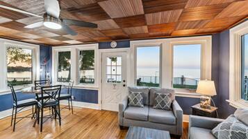 Smart TV, chimenea y libros