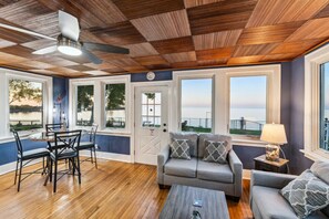 TV connectée, cheminée, livres