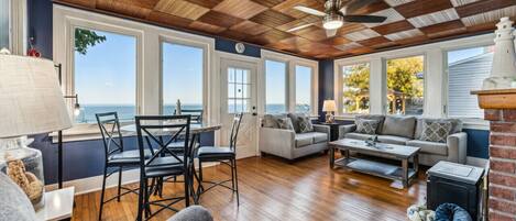 Smart-TV, peis og bøker