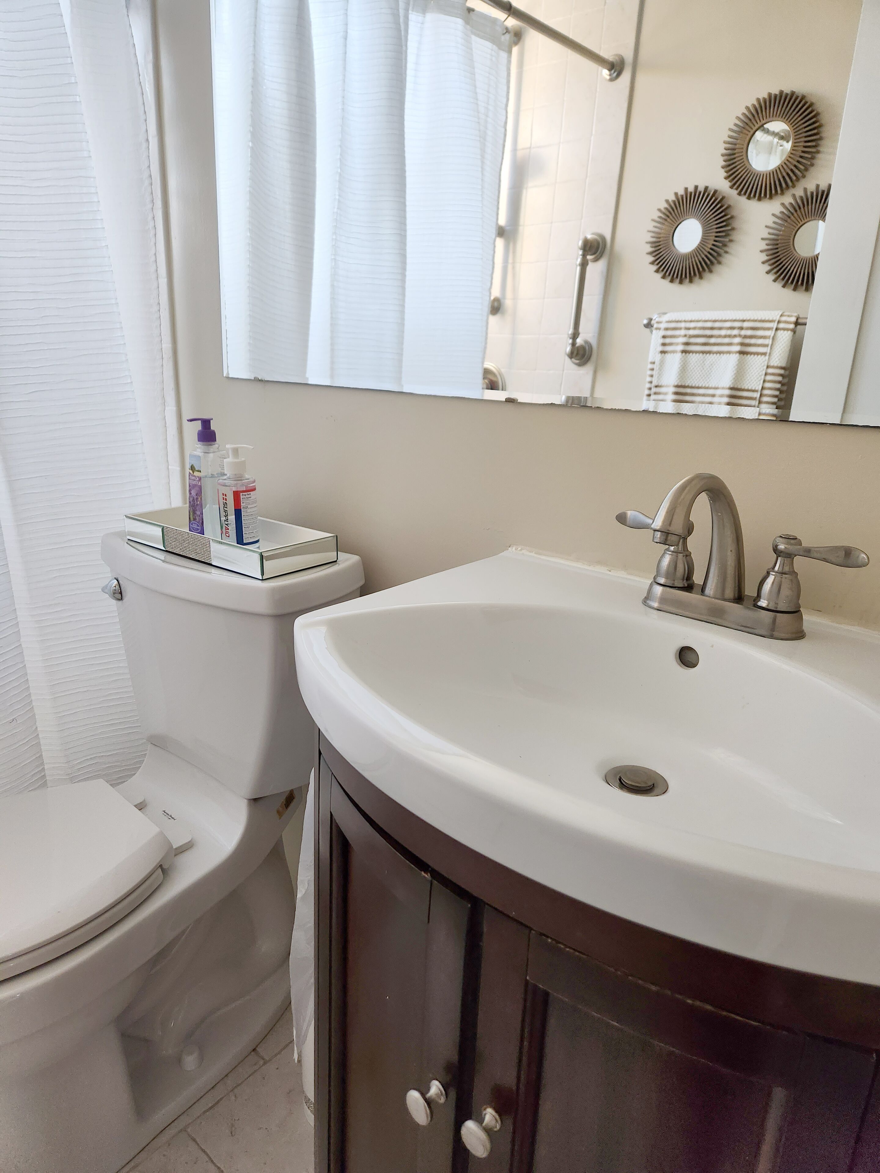 Cozy townhome located 5 miles from Washington DC, close to historical Old 
Towne