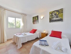 5 soverom, strykejern/-brett, internettilgang og sengetøy