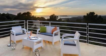 Villa with pool and sea views